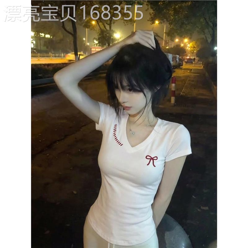 白色蝴蝶结刺绣正肩V领短袖T恤女夏季设计感小众修身收腰短款上衣