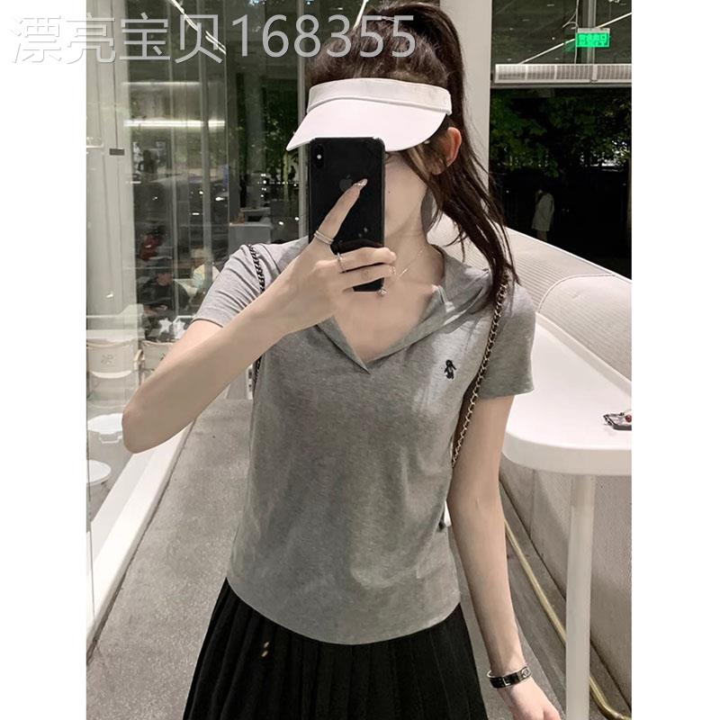 灰色连帽v领短袖t恤女士夏季2026欧货超好看独特漂亮修身短款上衣