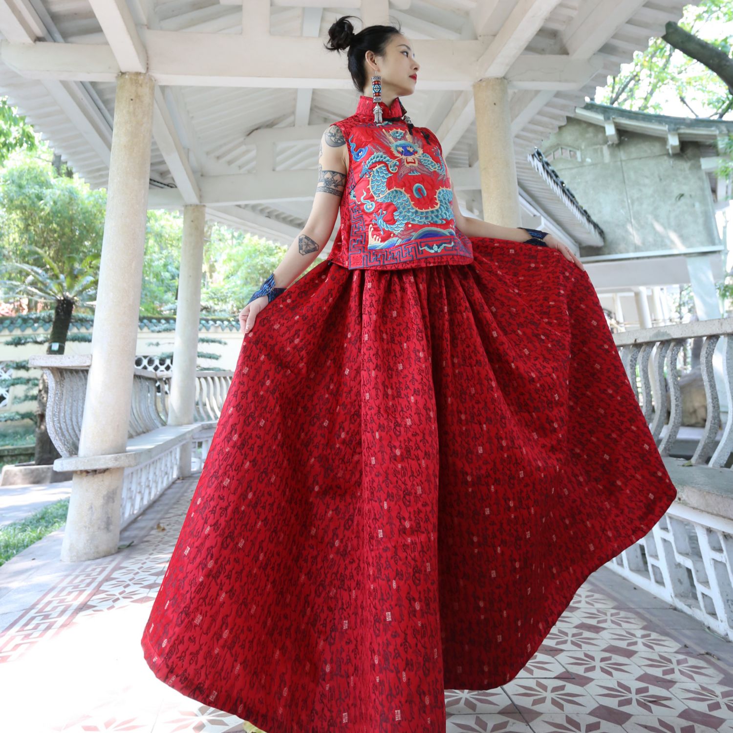 锦秀儿红底书法织锦龙形绣片马甲背心超大摆裙原创定制新中式套装