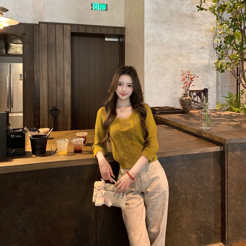 芥末黄圆领休闲短款毛衣上衣女