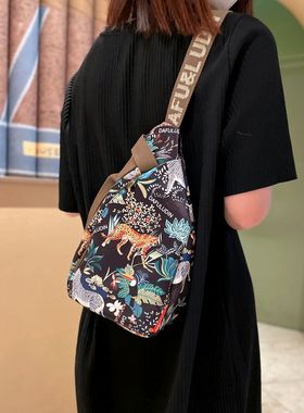 轻便包包女2025新款洋气百搭女士斜挎包休闲胸包流行时尚超火