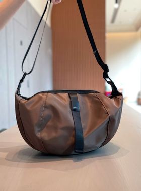 高级洋气轻便旅行包包女2025新款超火休闲防水牛津布女士斜挎包大