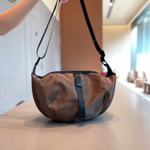 高级洋气轻便旅行包包女2025新款 超火休闲防水牛津布女士斜挎包大