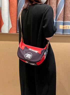 超火轻便包包女2026新款休闲百搭女士斜挎包运动牛津布饺子包小包