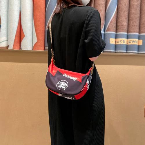 超火轻便包包女2026新款休闲百搭女士斜挎包运动牛津布饺子包高级