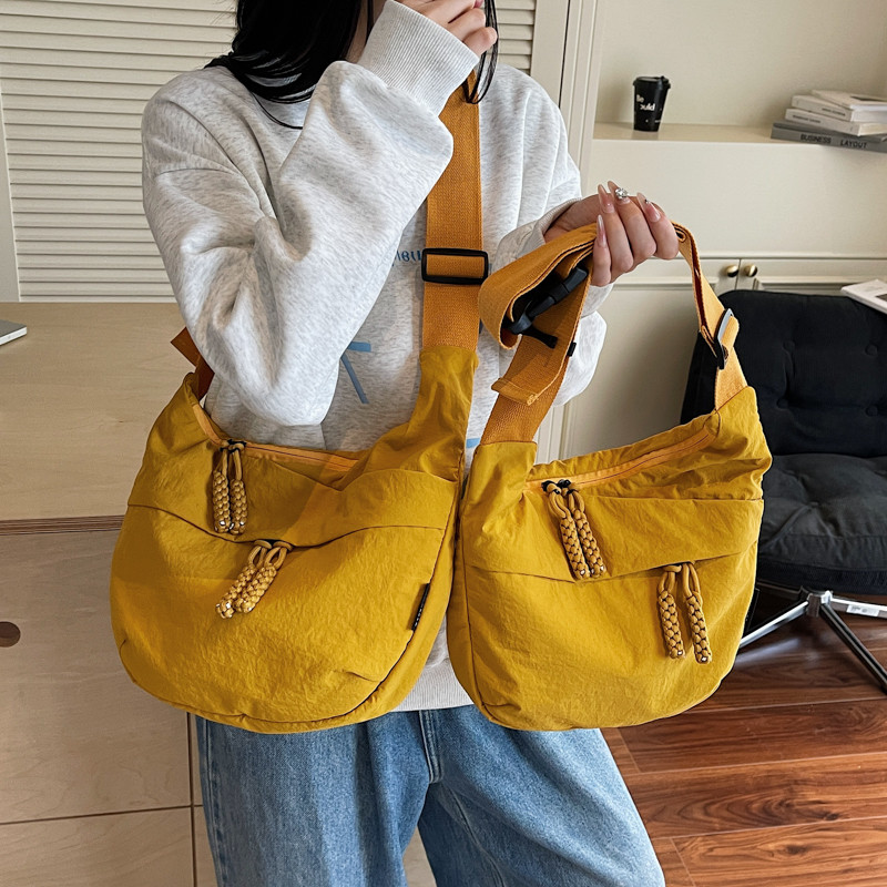 帆布包女2026新款时尚休闲宽肩带大容量轻便百搭通勤斜挎包女包
