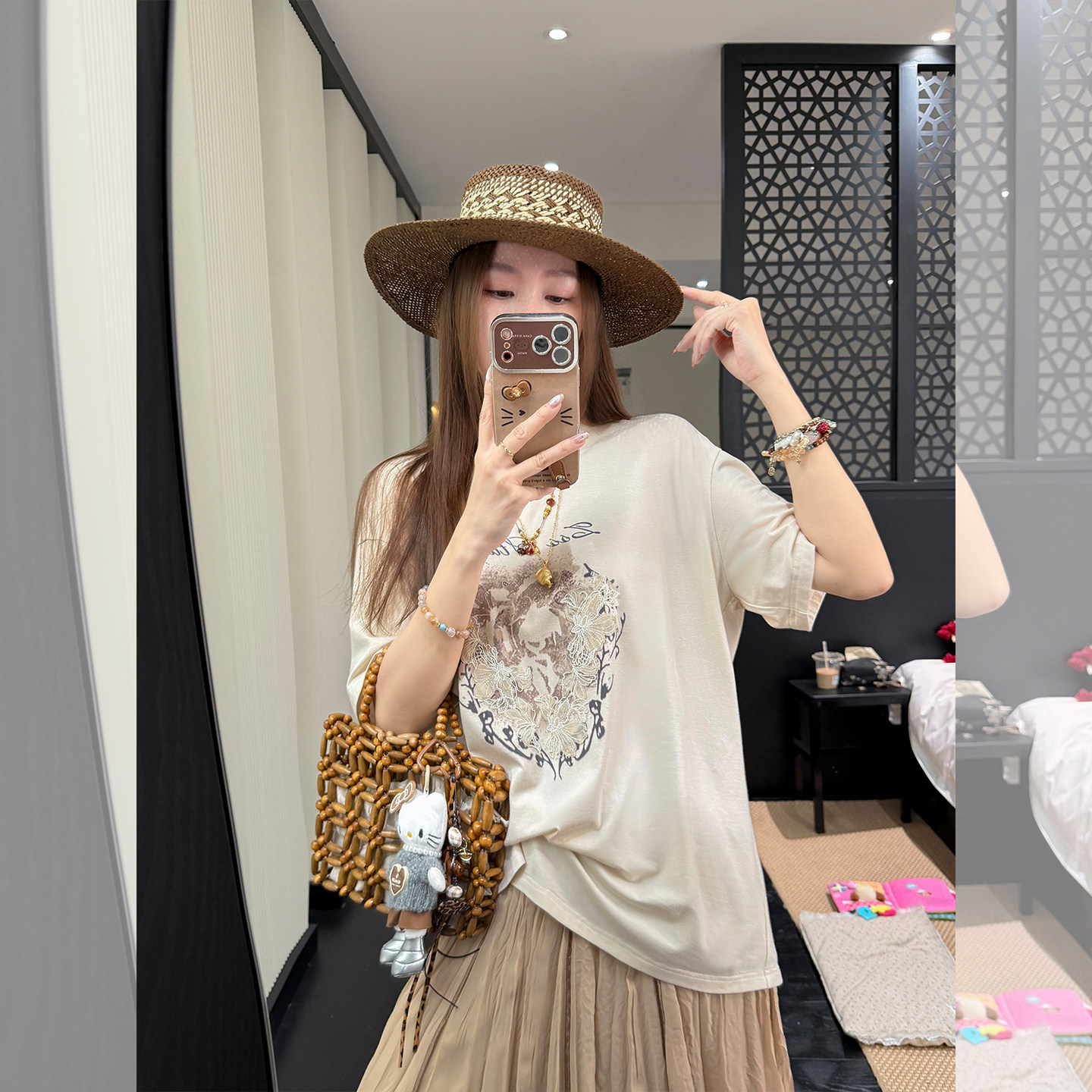 张涩涩 26夏季“自由时光”精致的长期主义燕麦色蕾丝印花松弛t恤 - 实物图