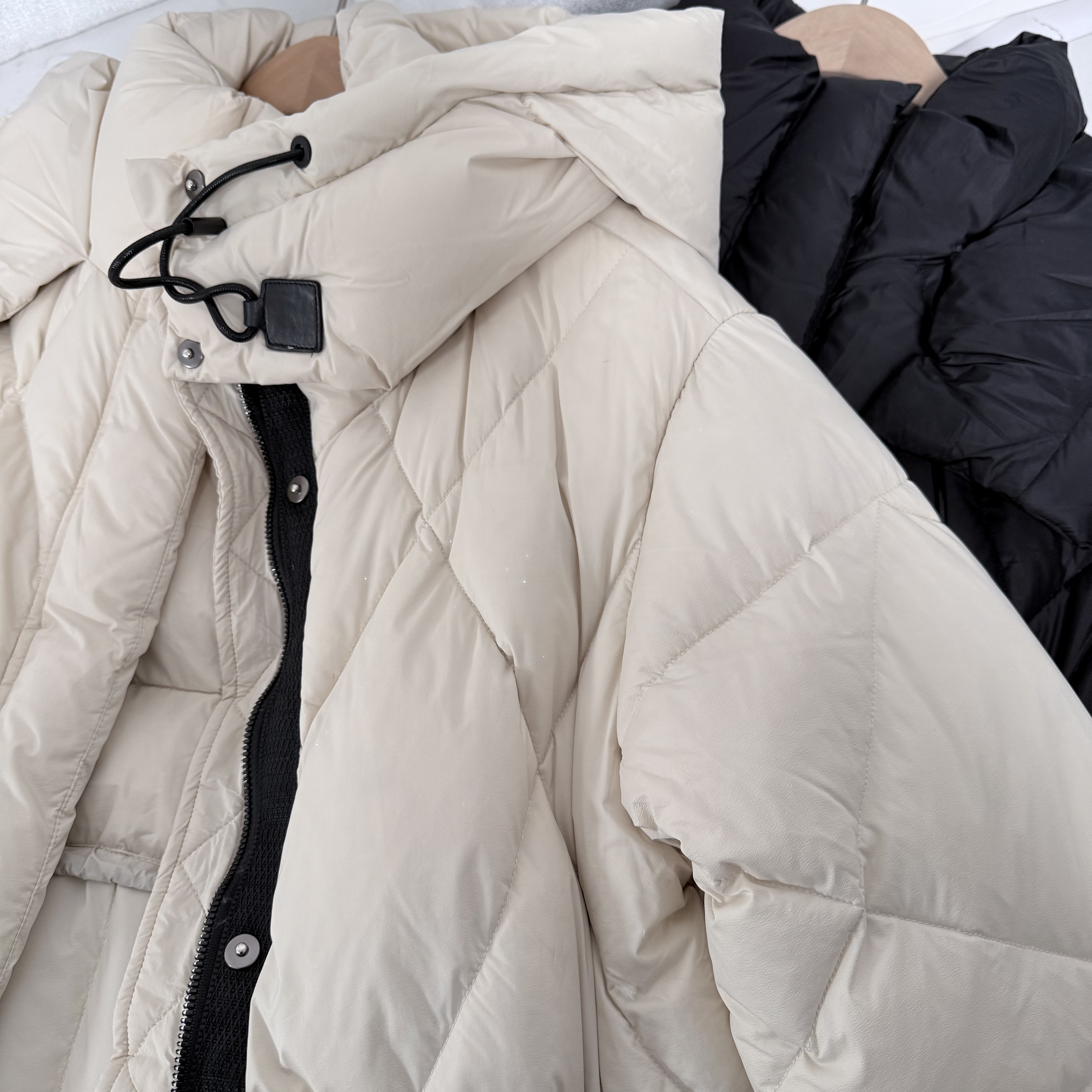 12.4 加厚连帽轻巧收腰立体剪裁白鹅绒羽绒服