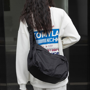 尼龙饺子包男女同款斜挎包简约运动风大容量休闲单肩托特包