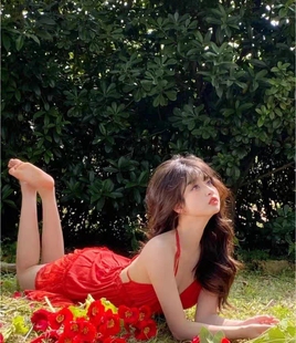 显白纯欲少女半藏森林复古港风挂脖吊带露背高腰连衣裙甜美酒红仙