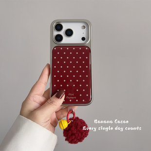 BananaCase冬日氛围感红色白波点适用iPhone17promax手机壳16pro苹果15pro毛绒绒叮当挂件13 14pro银框保护套