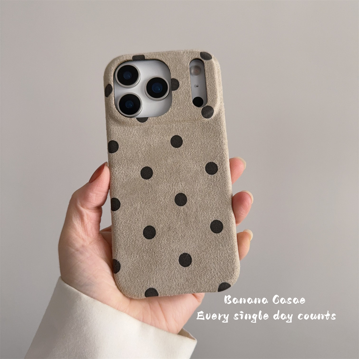 BananaCase韩国ins做旧杏色黑波点绒布硬壳适用iPhone17promax苹果16pro手机壳15pro防摔14pro新款保护套13女