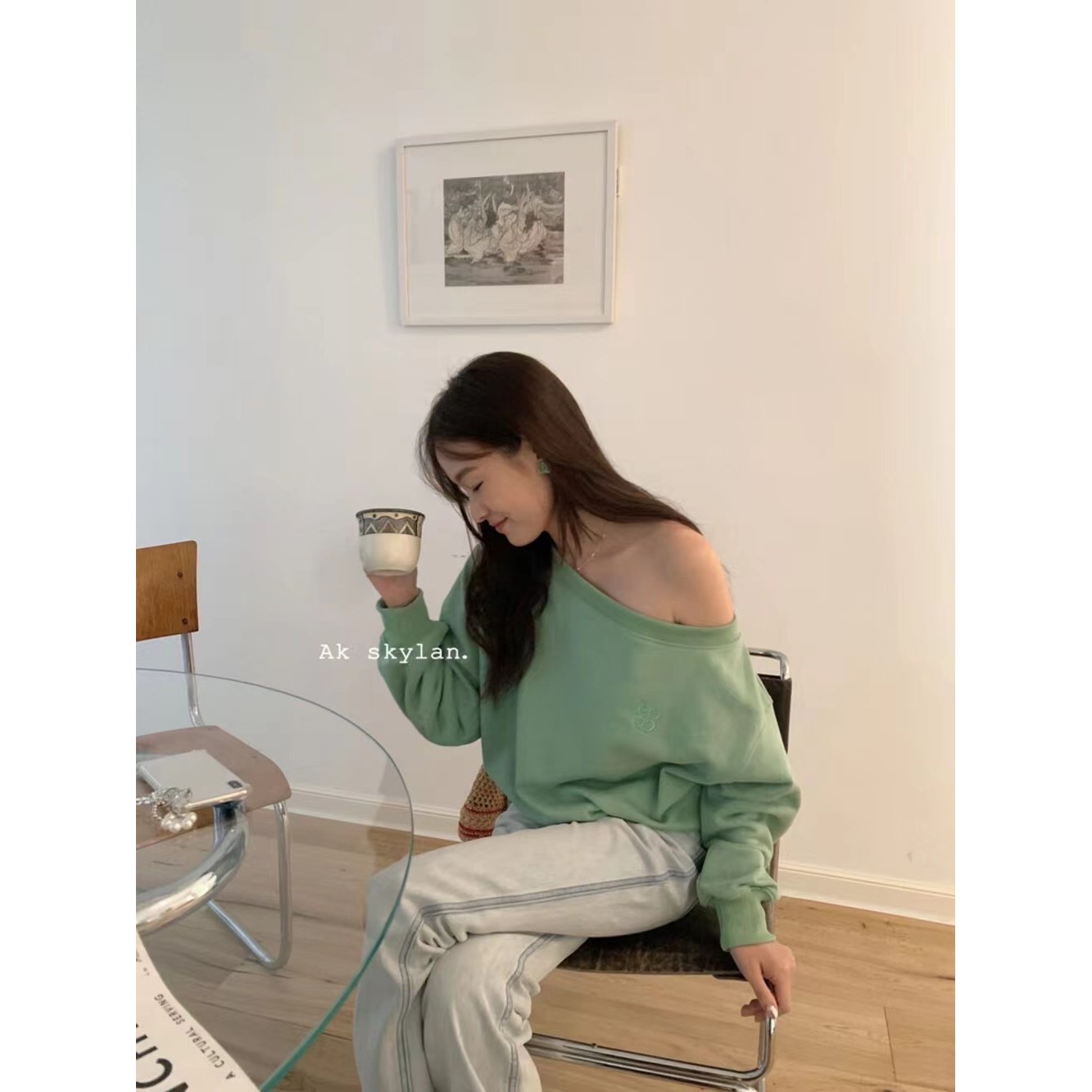 十三行少女刺绣斜肩卫衣直筒