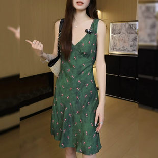 绿色v领碎花无袖连衣裙女夏季外搭吊带2026新款韩系显瘦气质裙子