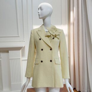 2025秋冬新款翻领花朵长袖上衣收腰显瘦淡黄色羊毛粗花呢外套女