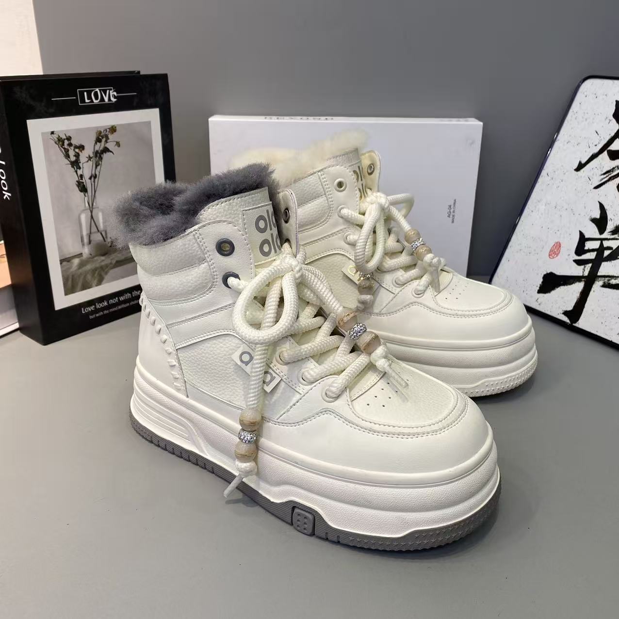 冬季新款女款平底高帮休闲小白鞋舒适保暖防滑底板鞋时尚百搭休闲