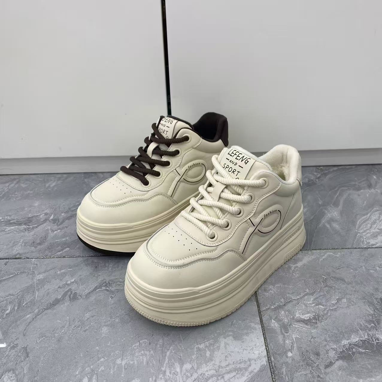 2025冬季新款女款真皮厚底加棉休闲小白鞋增高舒适百搭时尚保暖