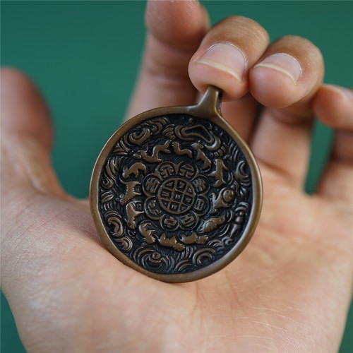 厚版西藏精工青铜做旧包浆朝天吼款九宫八卦护身咒牌吊坠包腰挂牌