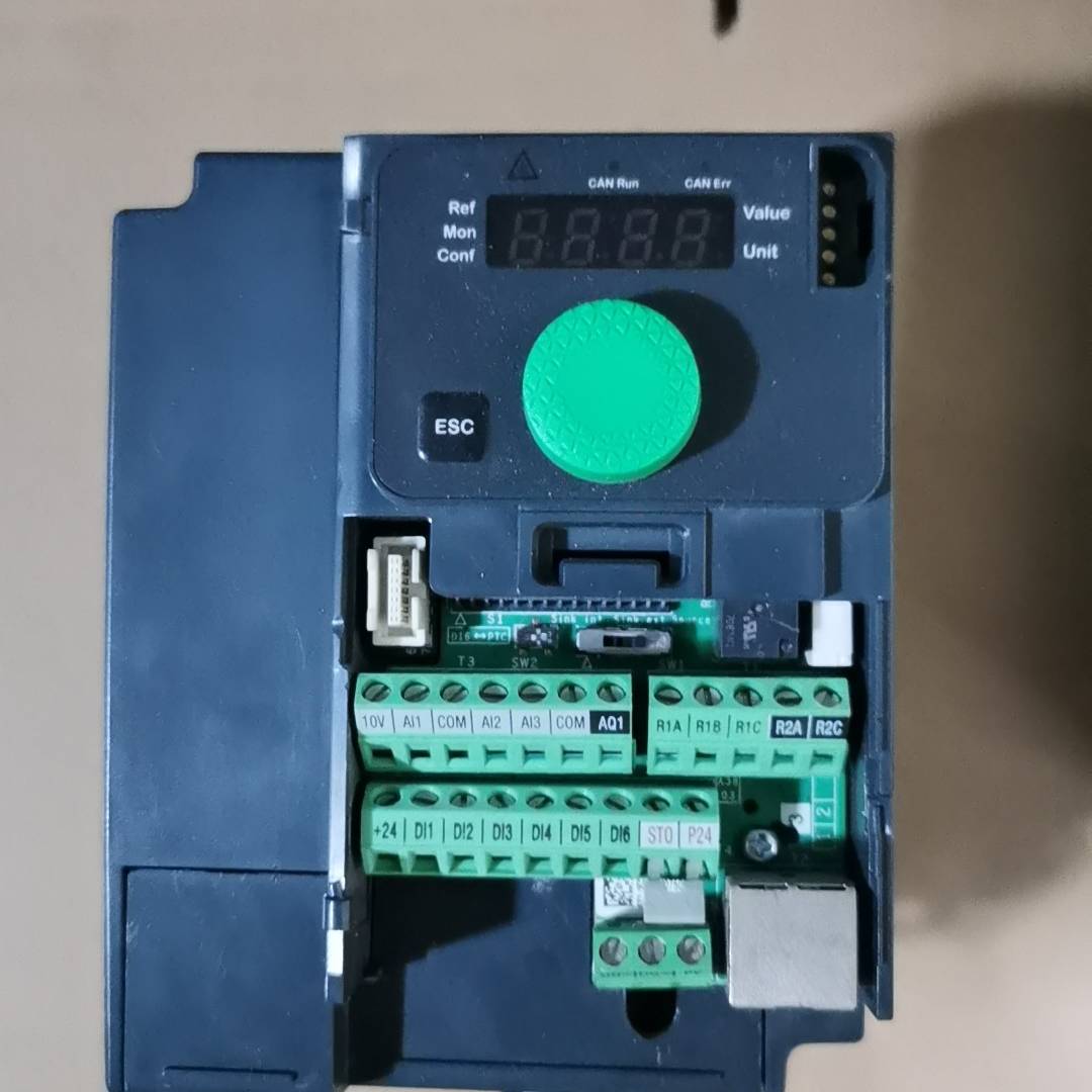 议价-耐德变频器ATV320U07N4C  八成新实物图包好