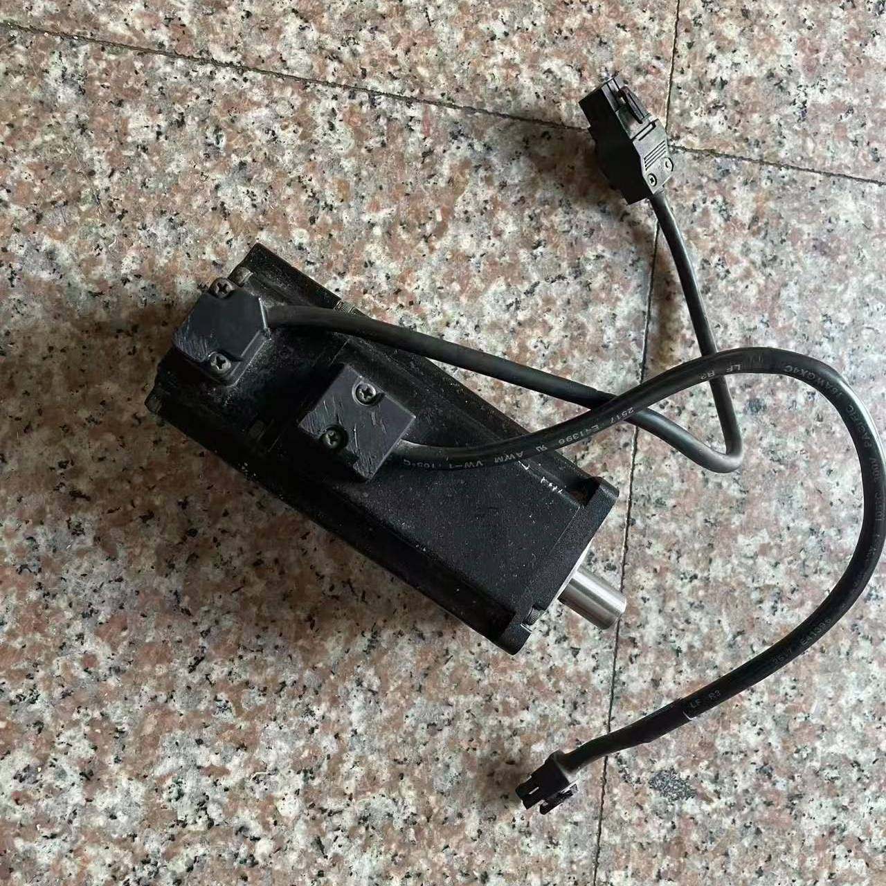 议价-施耐德伺服电机BCH0602O12A1C(400w) 拆机一