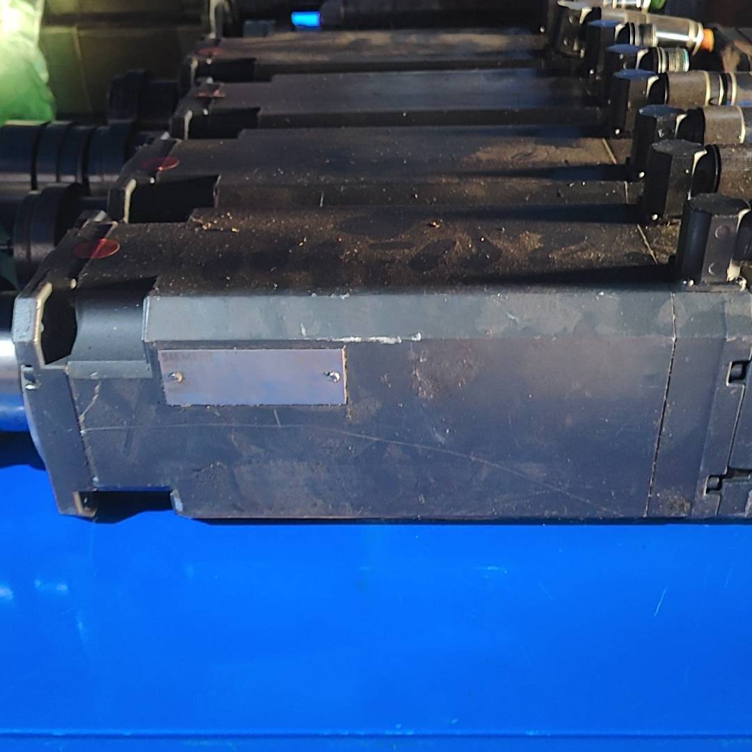 议价-1FT6064-1AF71-3EH1，外观有使用痕迹。功能