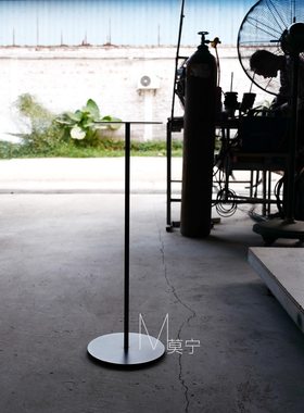 沙发边的小桌子抬手放东西的莫宁