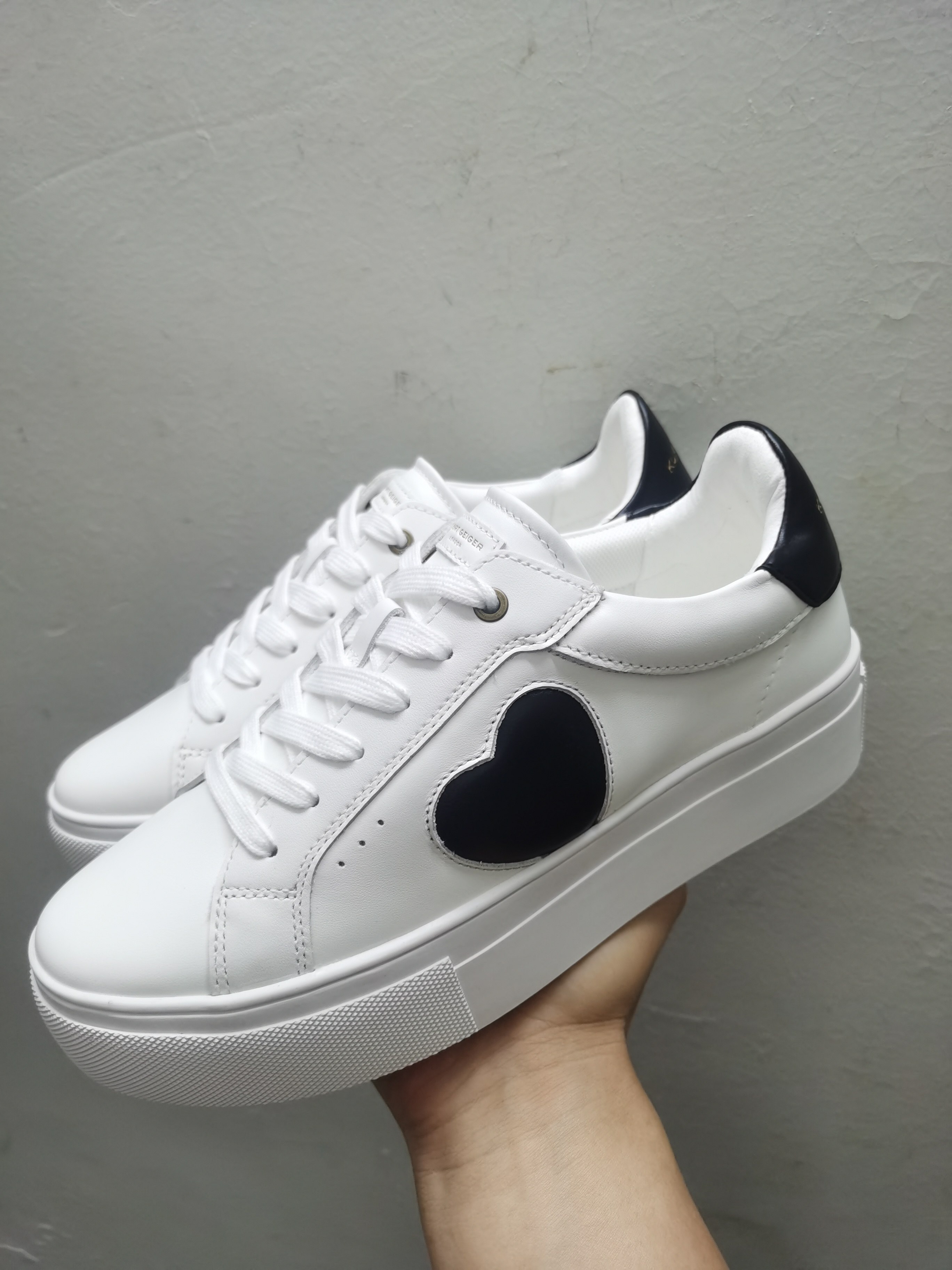 英国kg鹰头外贸新品水钻花朵真牛皮小白厚底休闲时尚平底女生单鞋