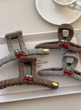 秋冬港式复古缠绕布艺咖色抓夹洋气樱桃红发夹后脑勺盘发鲨鱼夹子