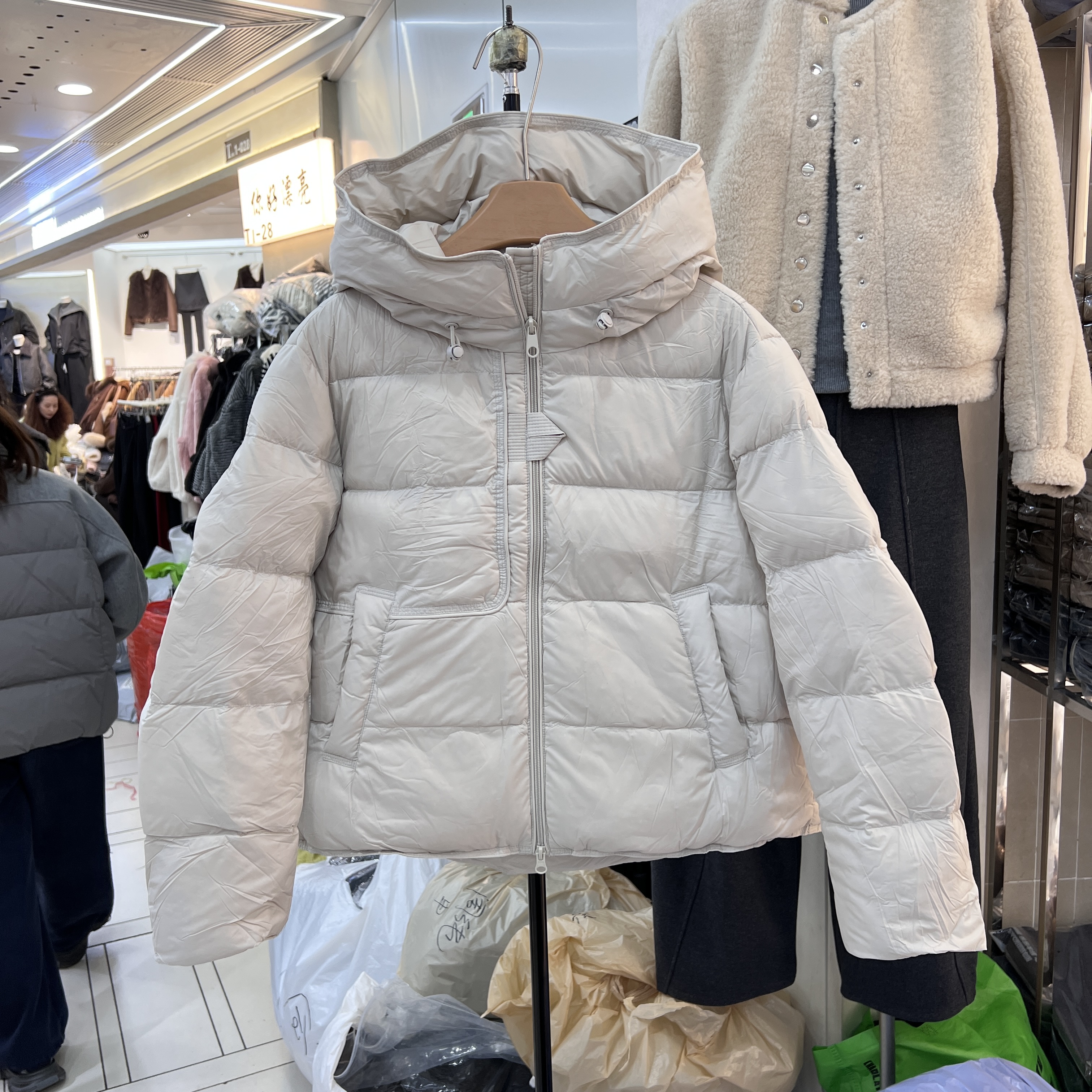 欧洲站892A23冬季25新款连帽泡芙保暖白鸭绒短款羽绒服女加厚外套