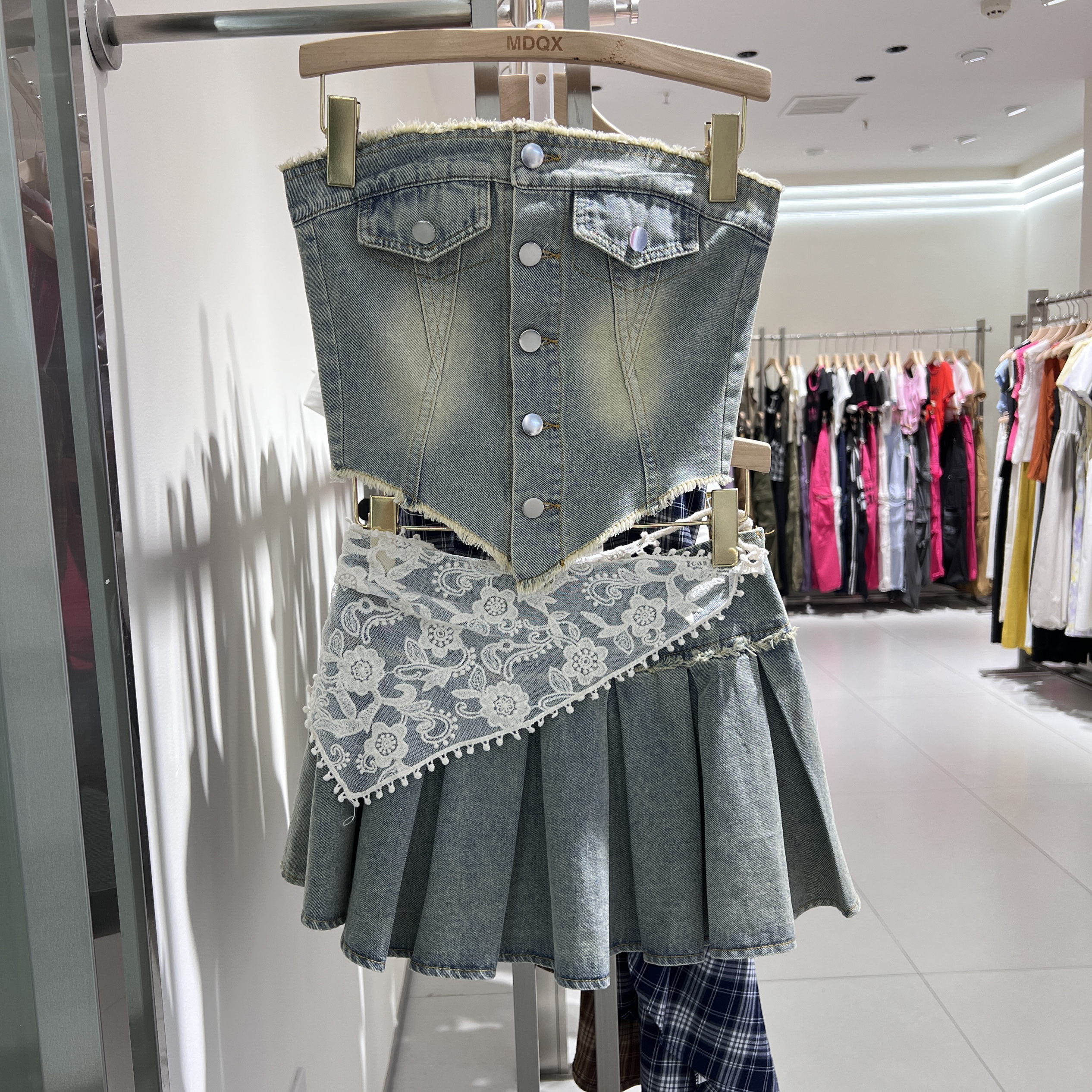 辣妹牛仔套装女2025夏季新款抹胸鱼骨上衣+短款牛仔裙+屁帘三件套