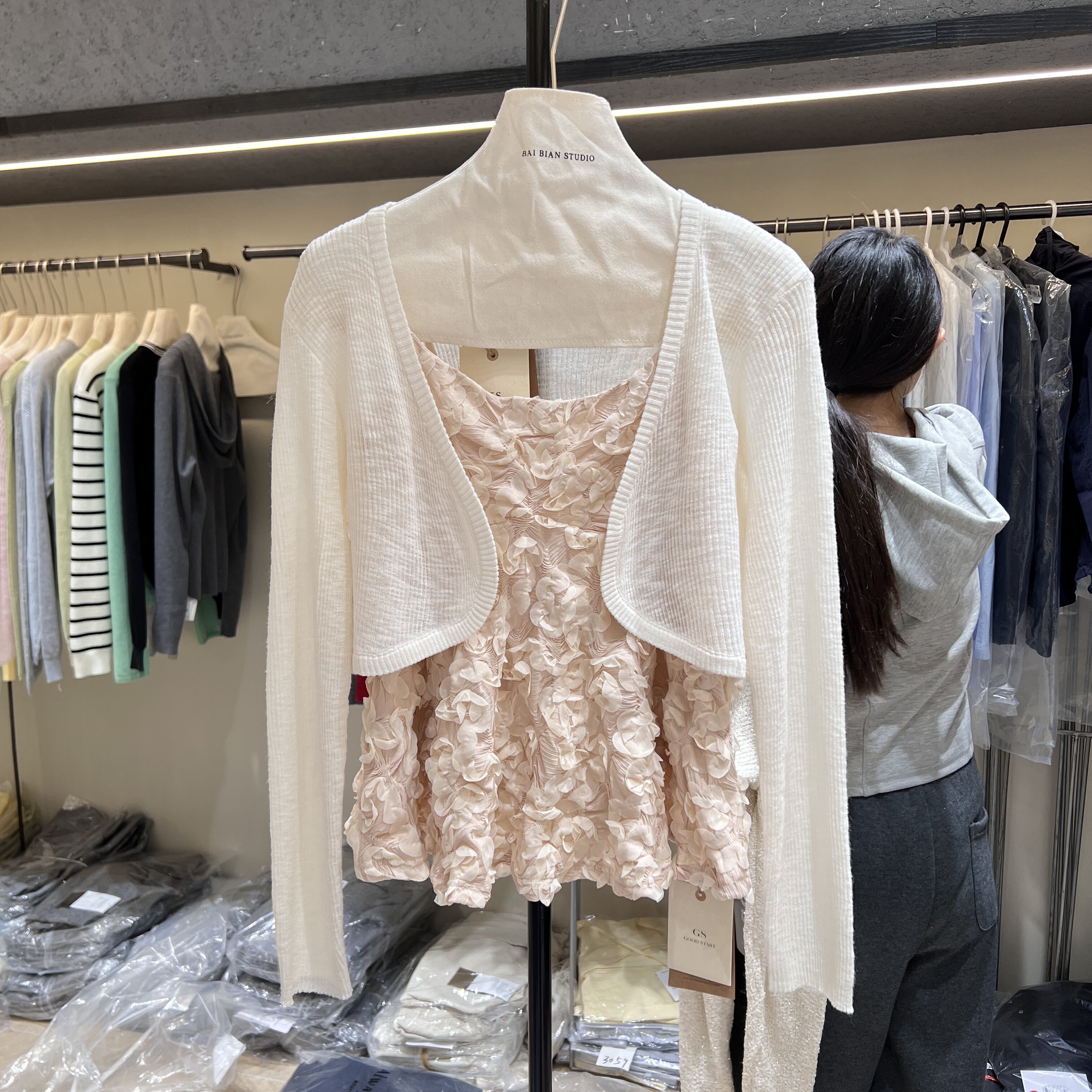 设计感立体花朵装饰吊带背心女新款修身显瘦百搭纯欲上衣针织开衫