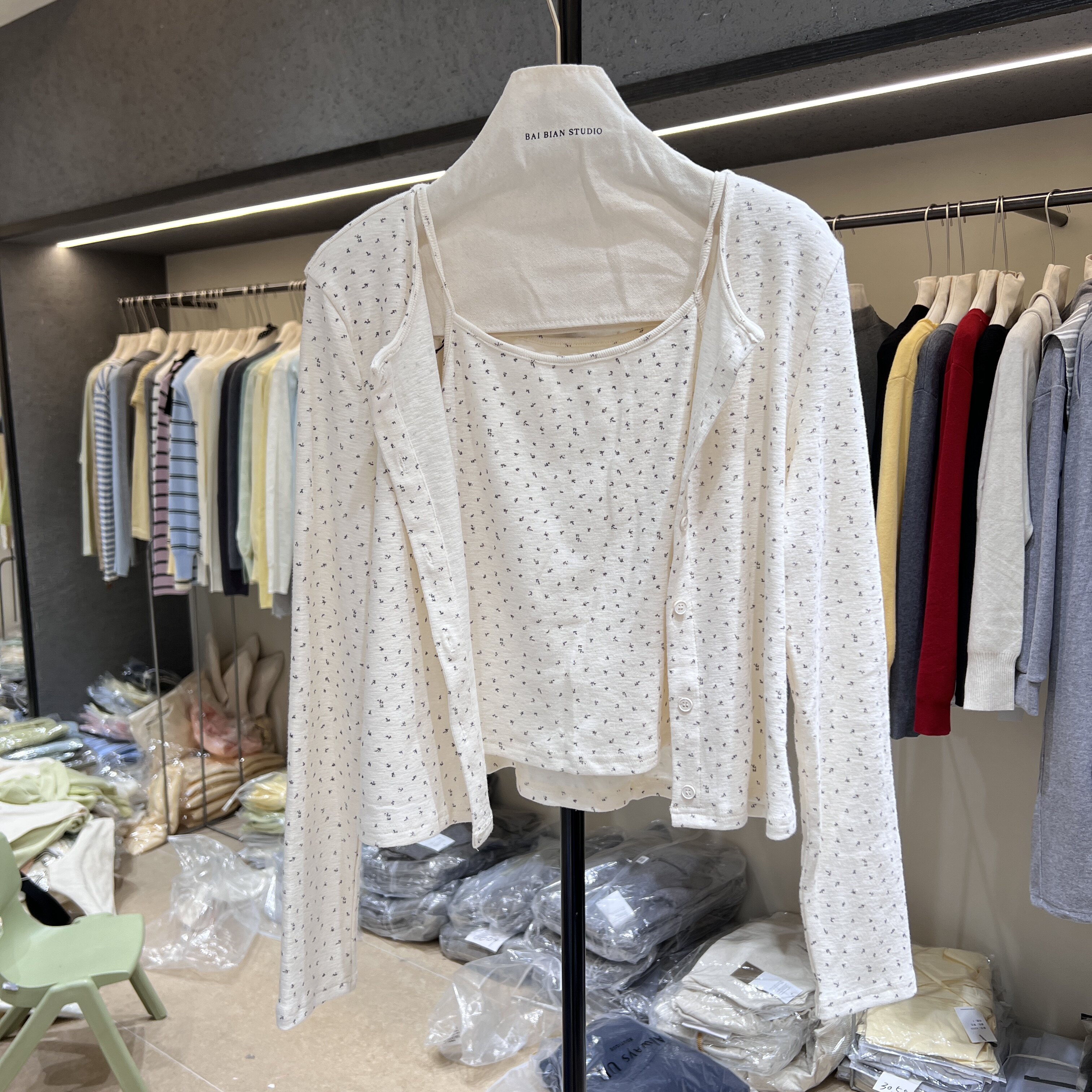 2026新款甜美背心搭配长袖开衫女温柔修身显瘦短款上衣两件套6109