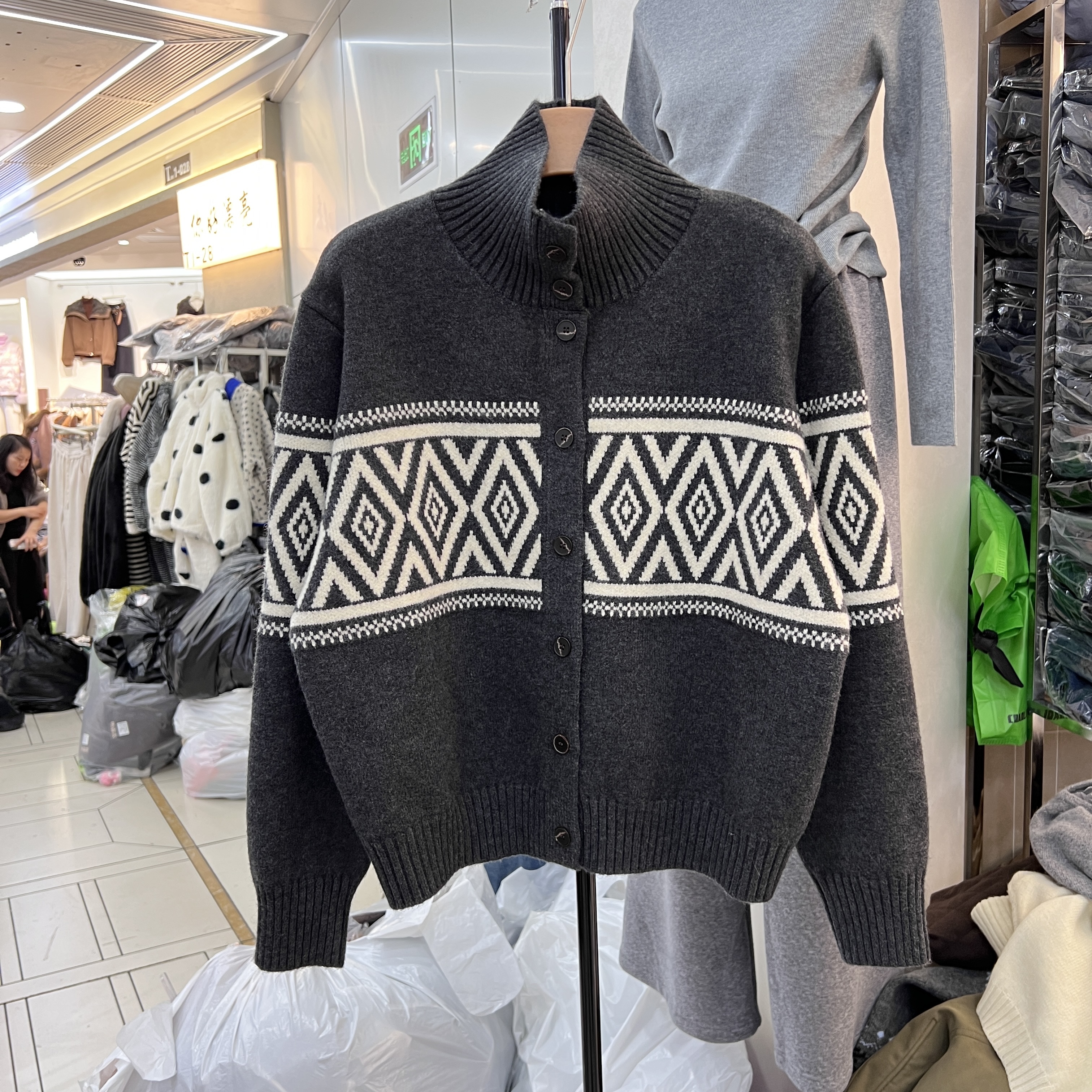 欧韩2025冬新品时尚韩系高领复古提花针织开衫女加厚毛衣外套160