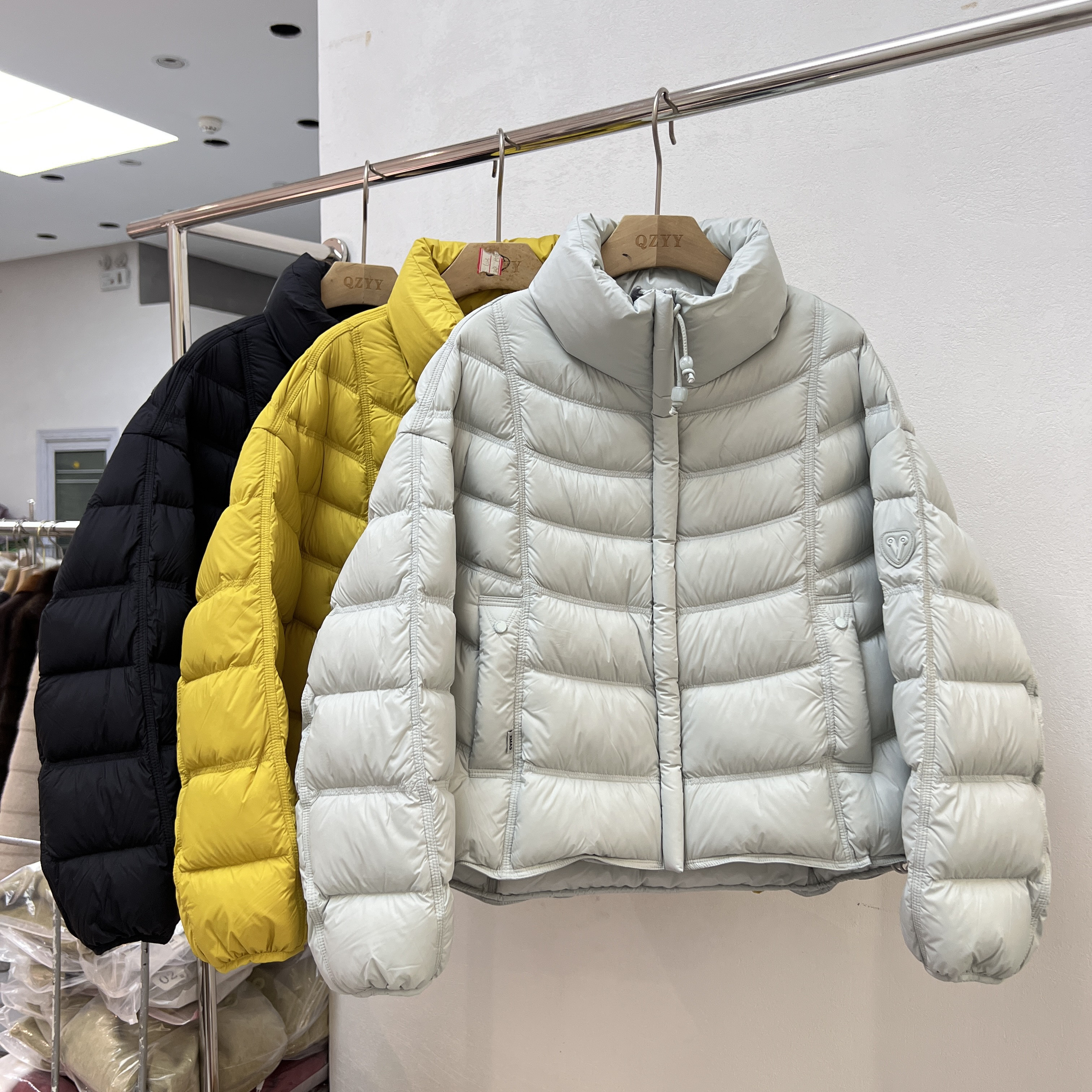 2026冬季新款韩版宽松显瘦立领短款羽绒服女加厚保暖白鸭绒外套