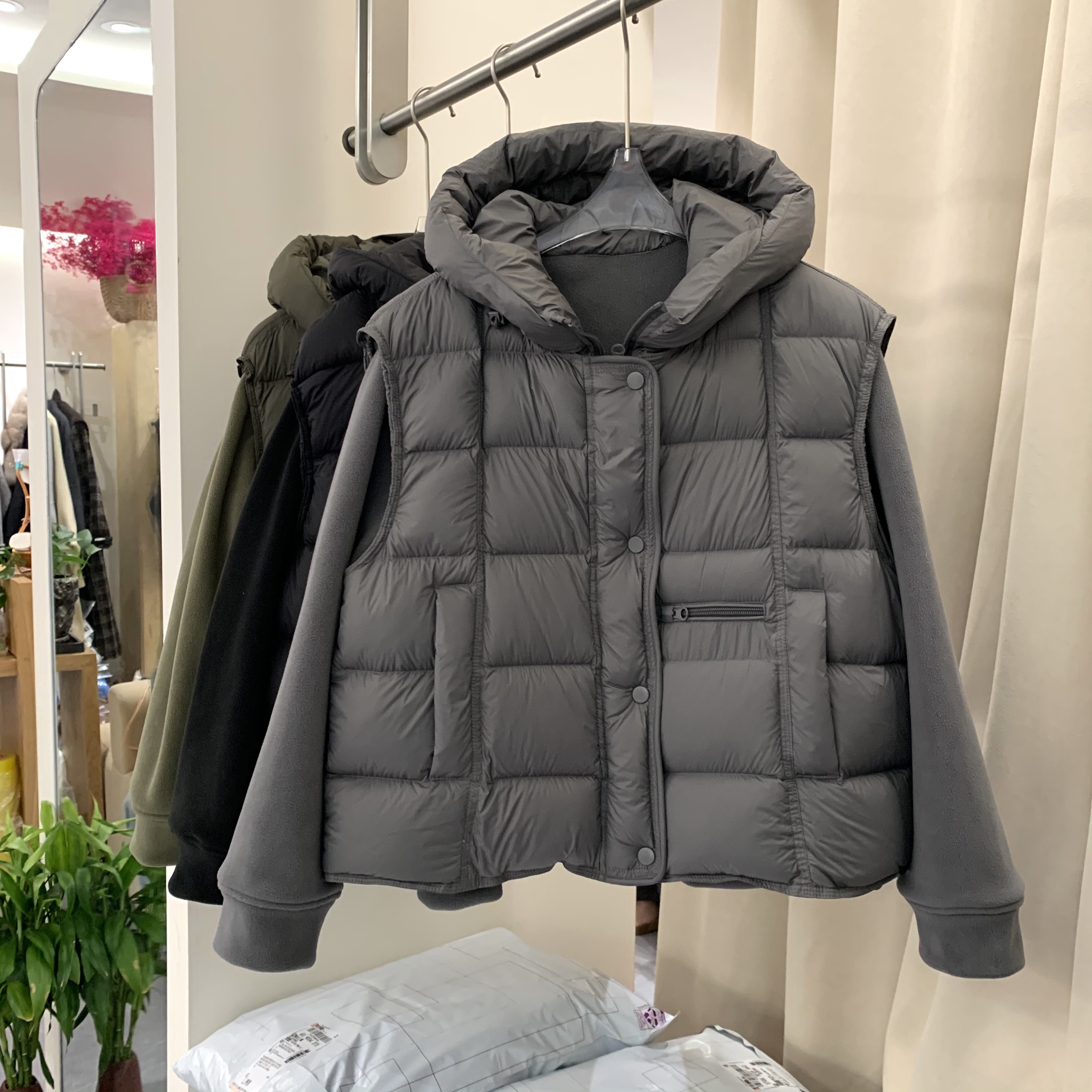 欧货2026冬季新款时尚百搭宽松羽绒服马甲外套配连帽卫衣两件套女