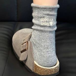 韩版 百搭纯色后跟刺绣字母中筒袜秋冬保暖简约卷边羊毛袜 ins时尚