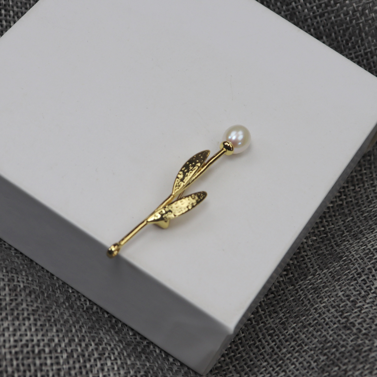 一枚枝桠》铜镀真金树枝胸针