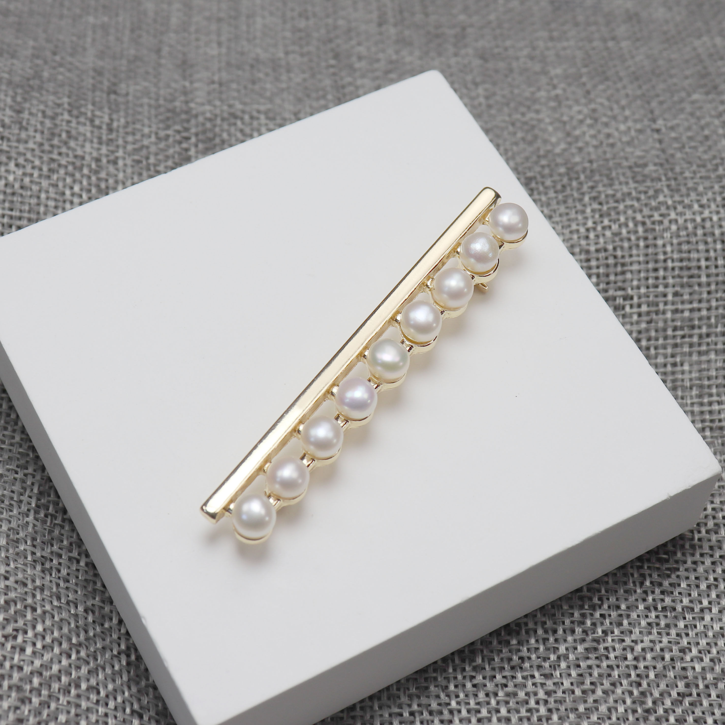 日系小众平衡木淡水珍珠胸针胸花服装配饰小礼物