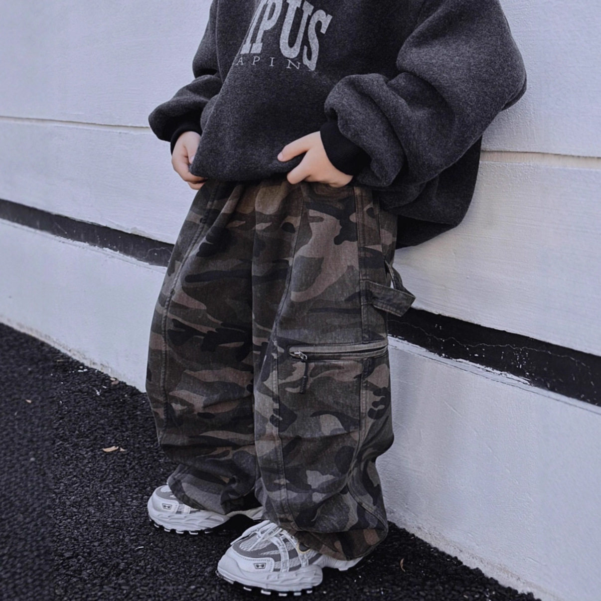 小杰家2025冬季新款男童拉链袋打杆加绒迷彩裤工装裤直筒保暖长裤