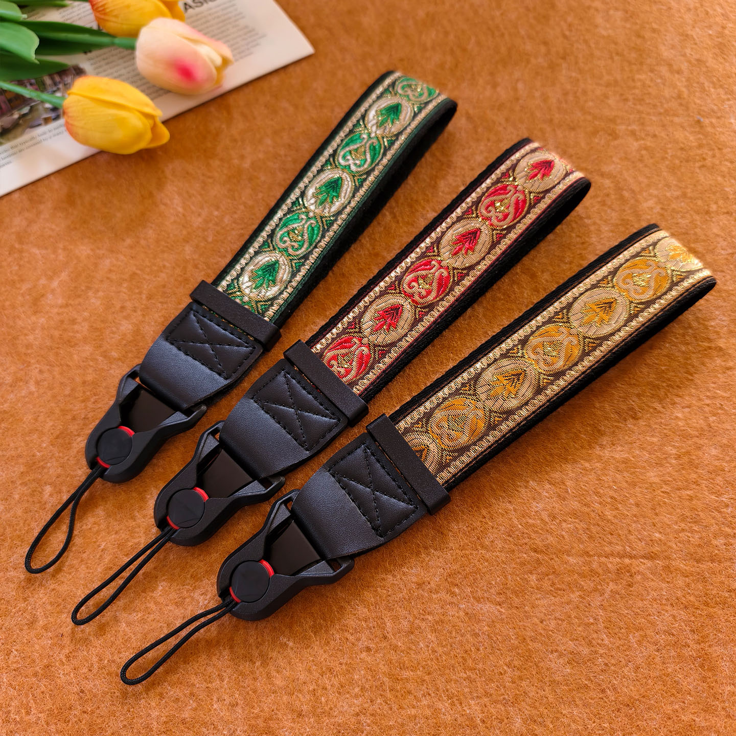 相机手腕带绿红黄花蕾图案