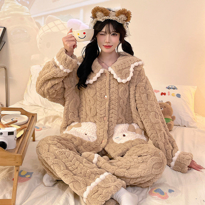 加厚法兰绒睡衣冬季新款卡通图案宽松保暖开衫口袋娃娃领甜美套装