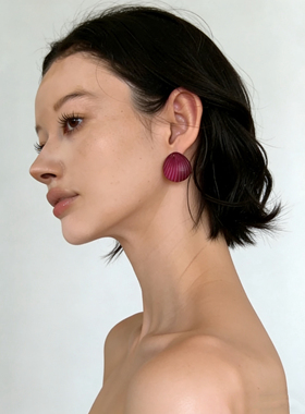 Atelier Koa  玫红色滴胶贝壳造型显白耳环