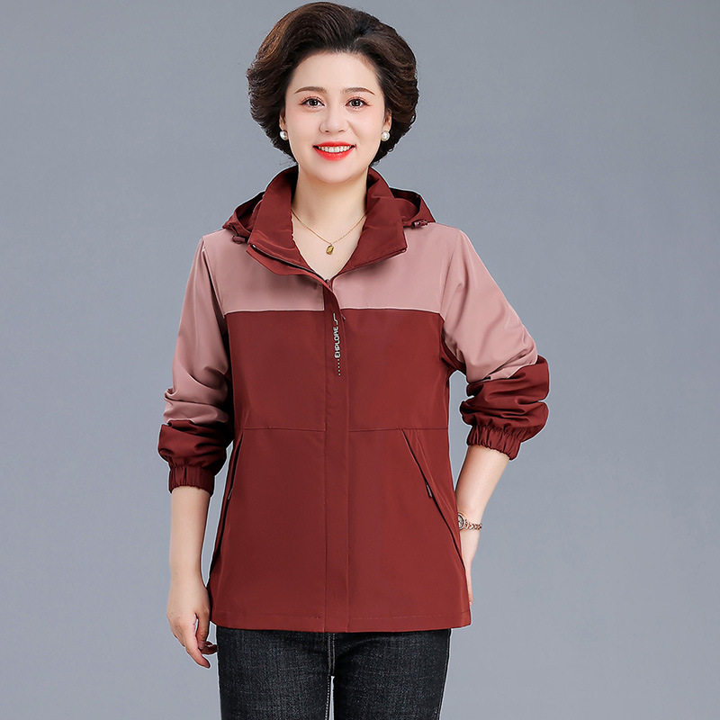 婆婆妈妈秋装外套短款2024中老年女装户外冲锋衣休闲风衣连帽夹克