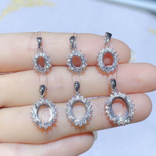 18K金K白戴妃椭圆吊坠配莫桑钻