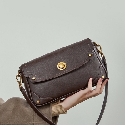 2026春夏新款单肩学院风邮差包风琴包大容量简约腋下斜挎通勤女包