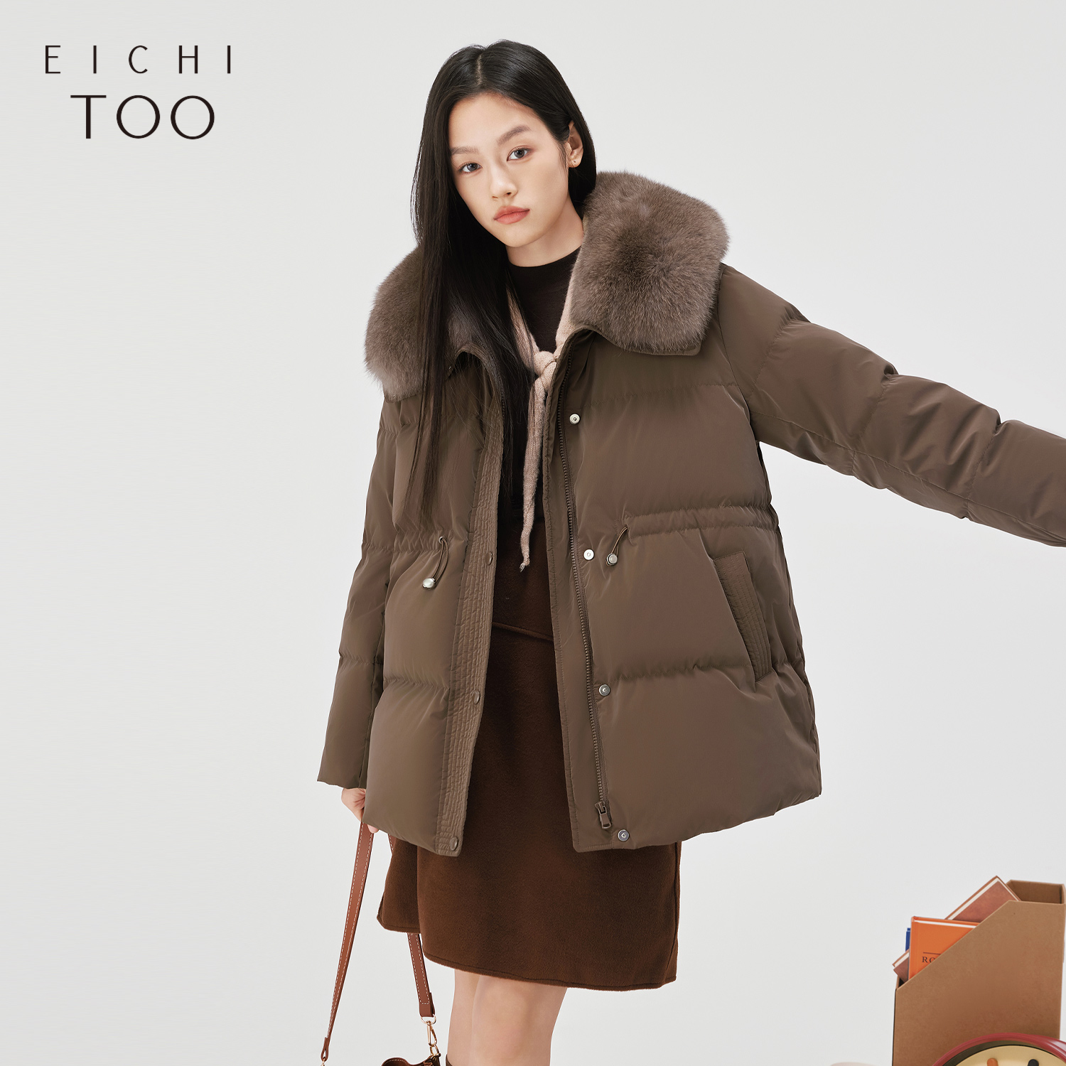 爱居兔高级感羽绒外套女冬季新款简约大气时尚羽绒服