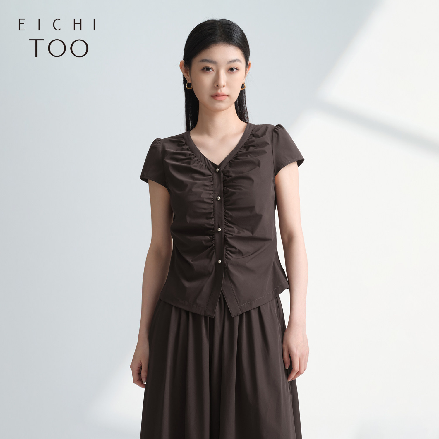 爱居兔V领褶皱微弹衬衫女2025年夏季新款轻薄收腰显瘦短袖衬衣