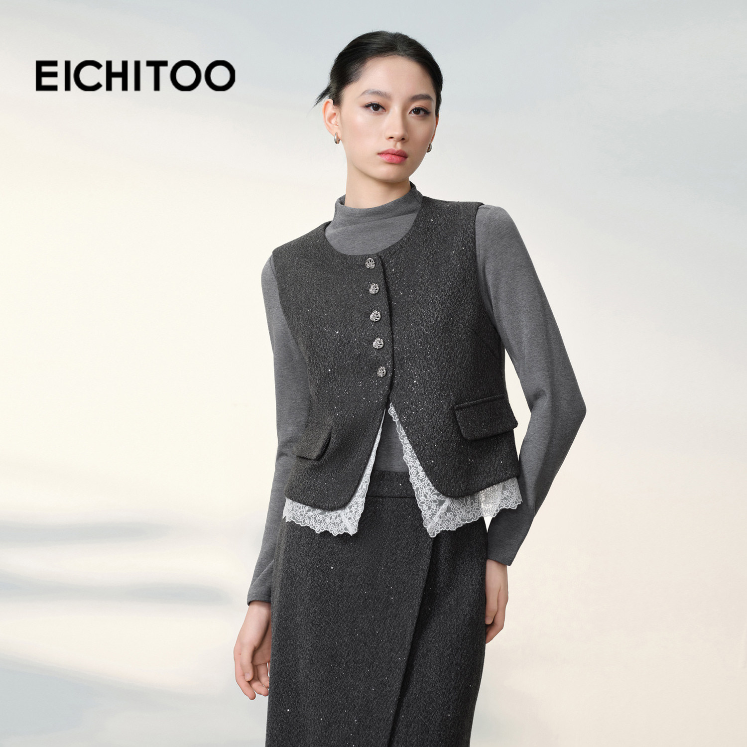 爱居兔高智气质马甲短2025年冬季新款女时尚蕾丝边叠穿马夹