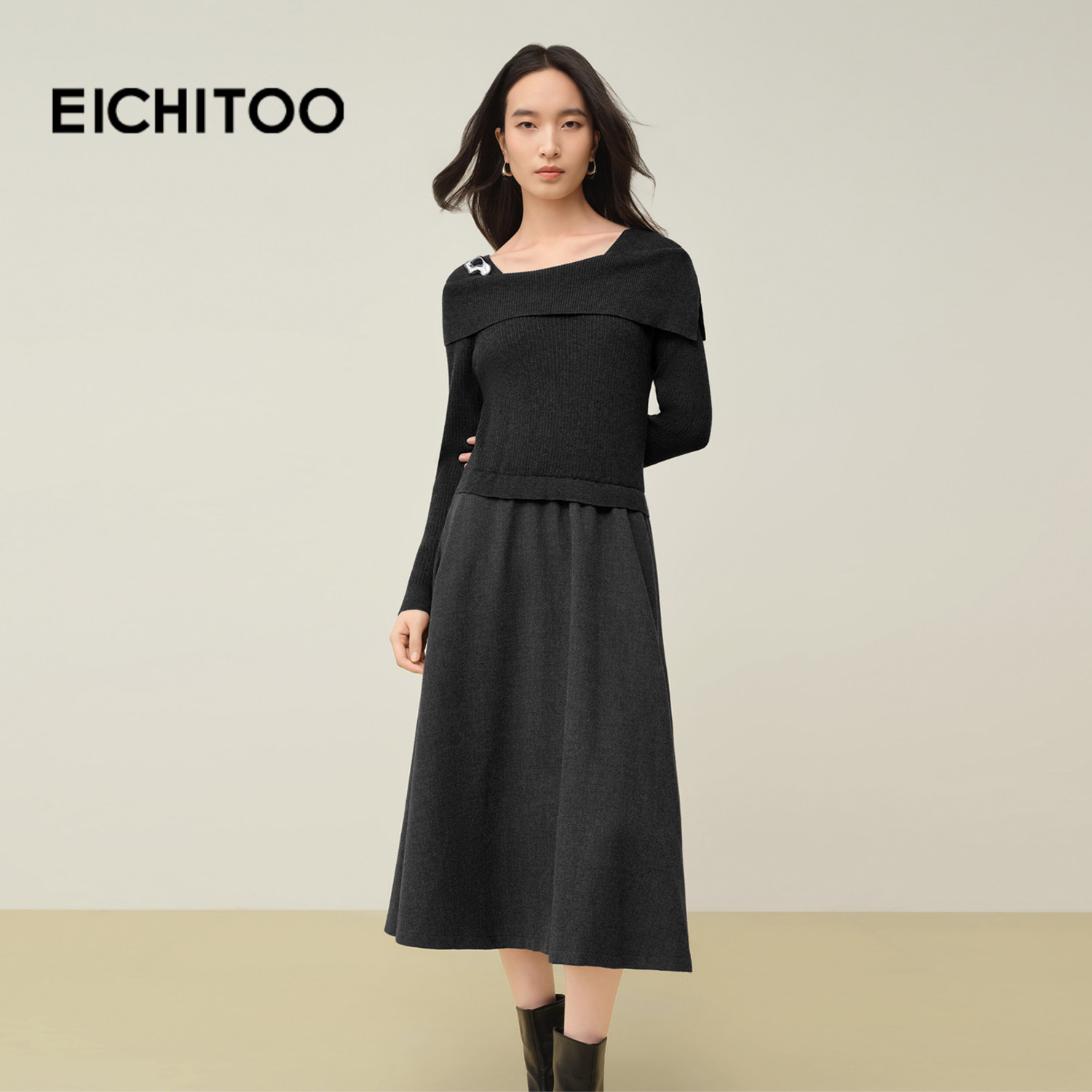 爱居兔优雅拼接针织连衣裙2025年冬季新款一字肩气质长裙