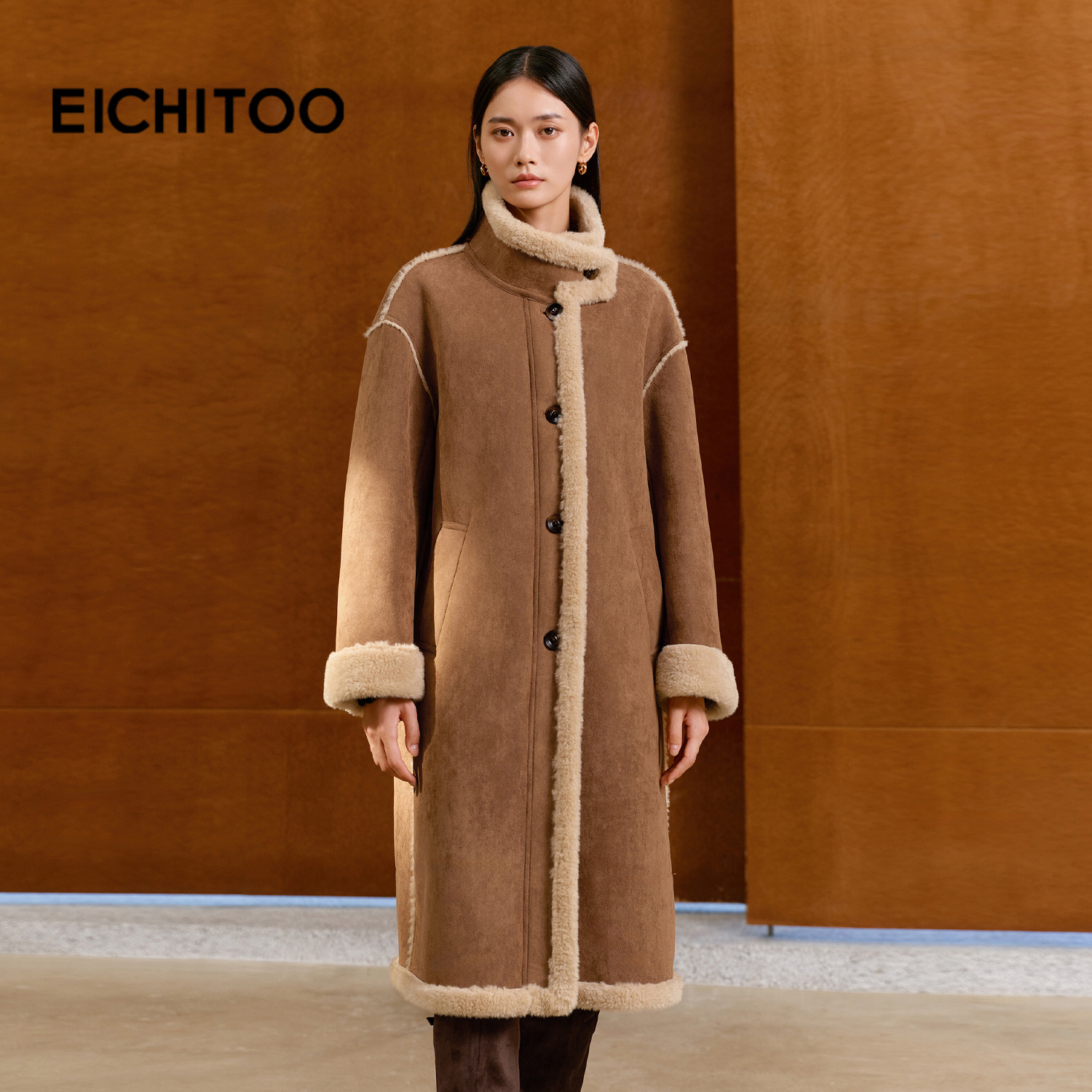 爱居兔保暖麂皮绒大衣2025年冬季新款女立领防风复古长外套